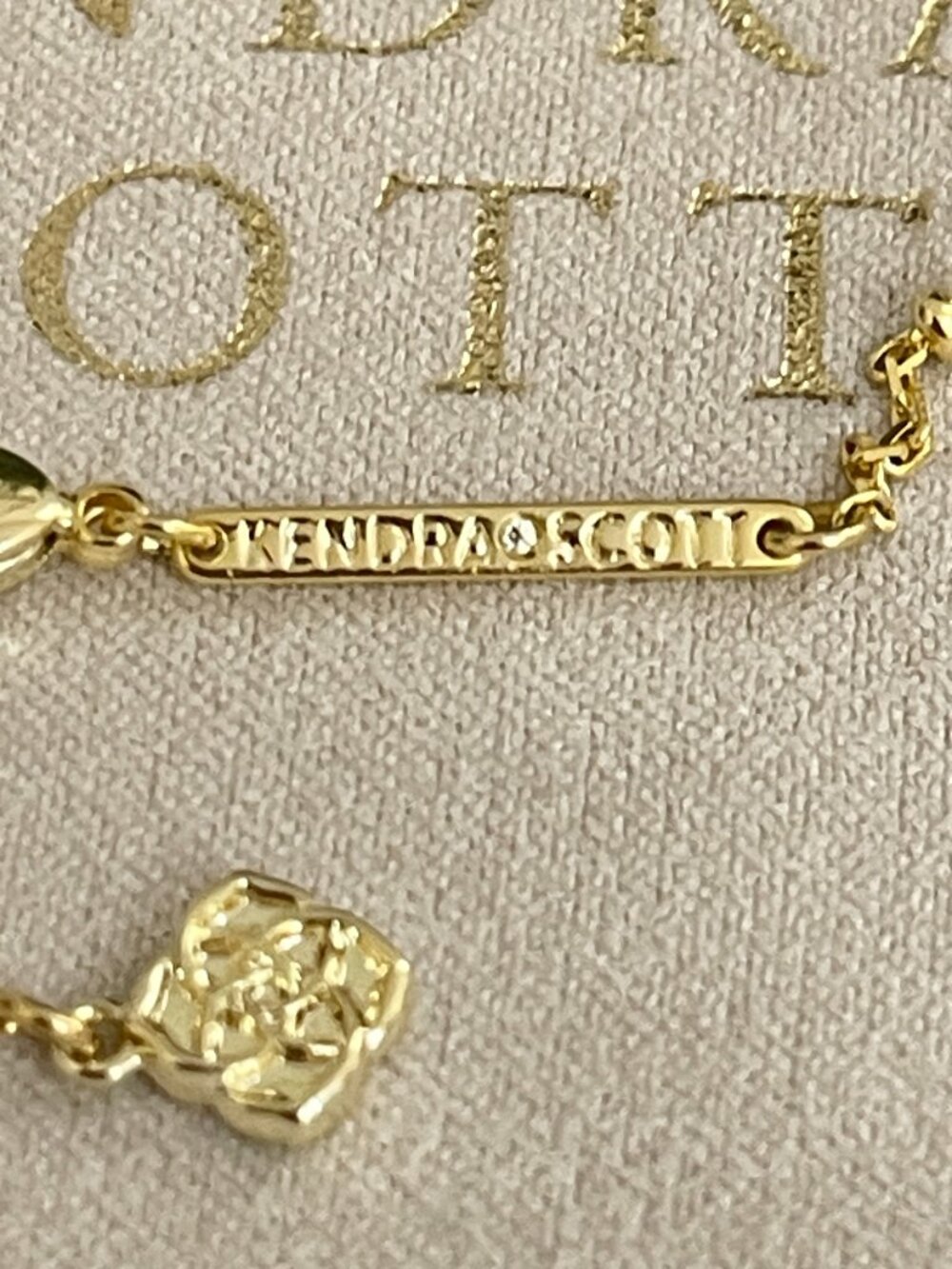 New Kendra Scott Holiday Tree Necklace Gold Green Christmas w/ Pouch Authentic! - Picture 8 of 9